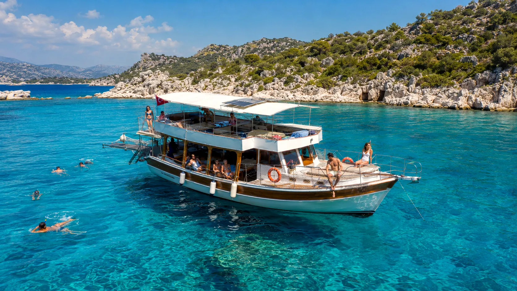 Berkay Boat teknesi Kekova kıyılarında turkuaz suda demirli