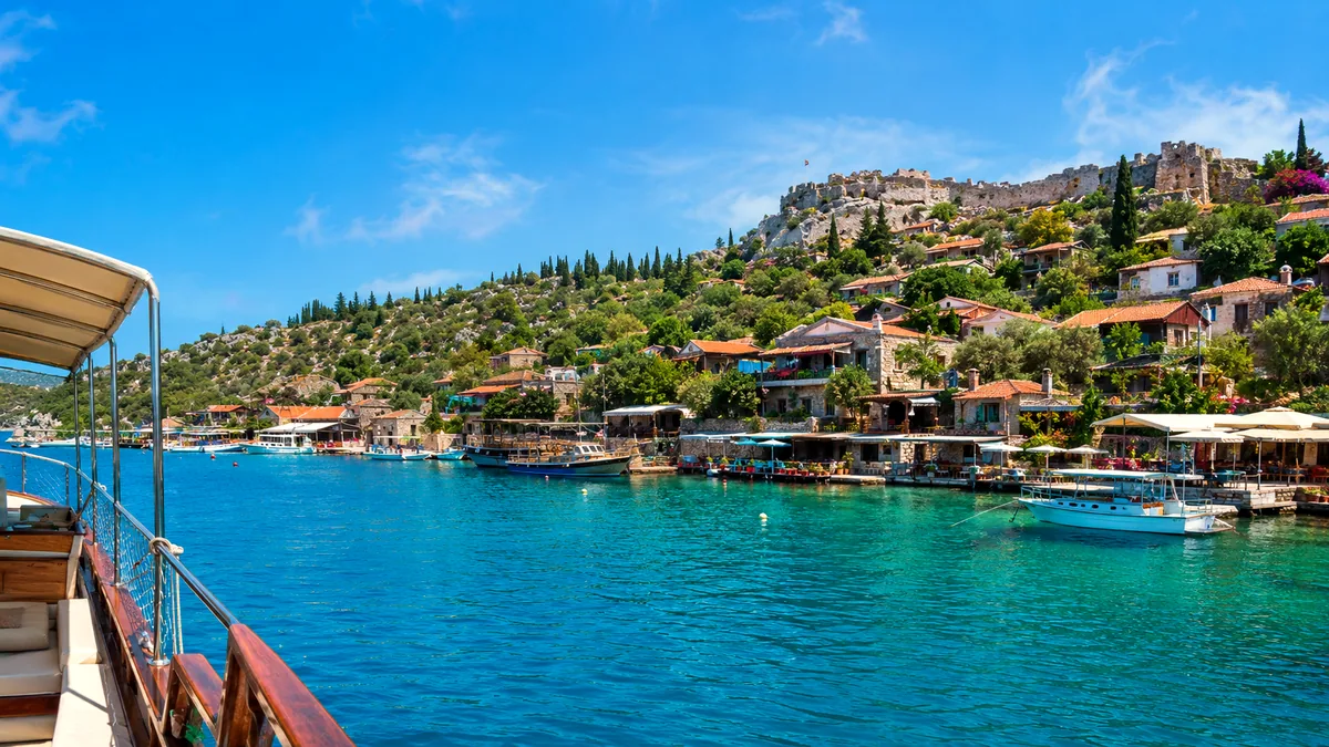 Kaş Yat Limanı yakınlarında denize açılan tekne