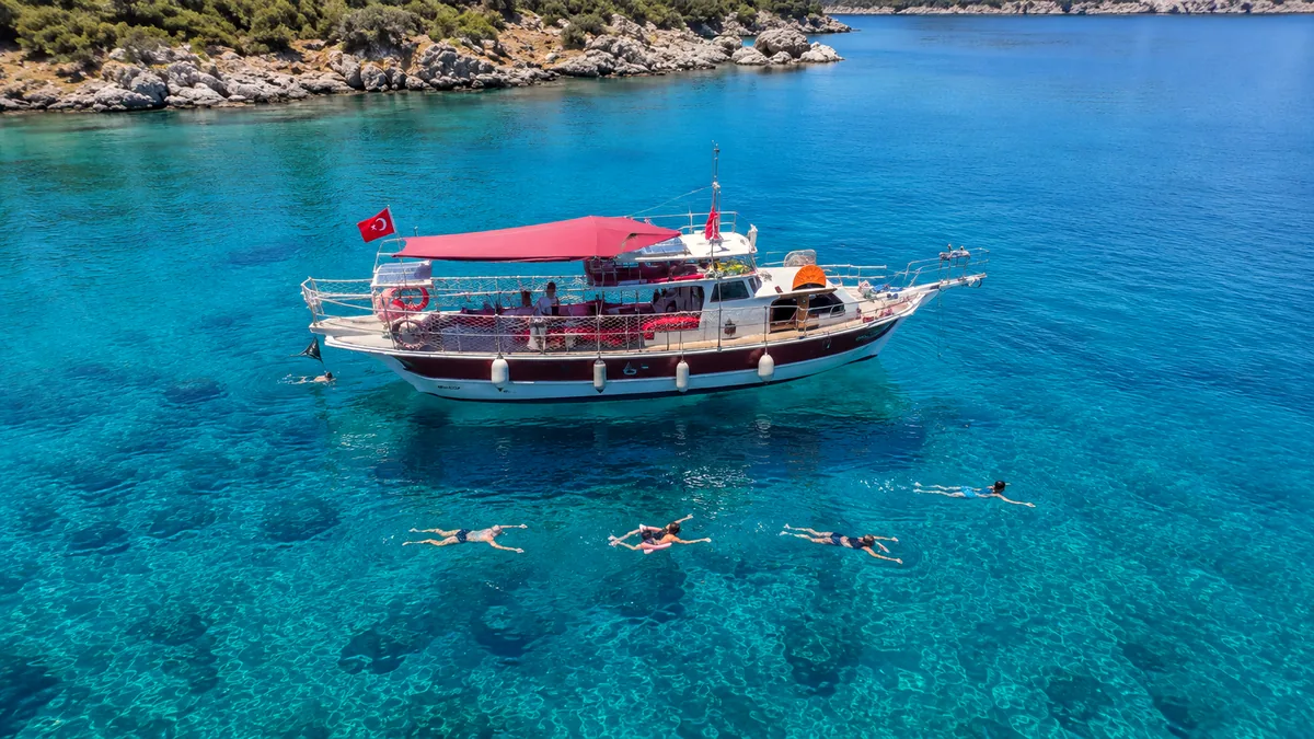 Kaş ve Kekova kıyılarında demirli Berkay Boat teknesi