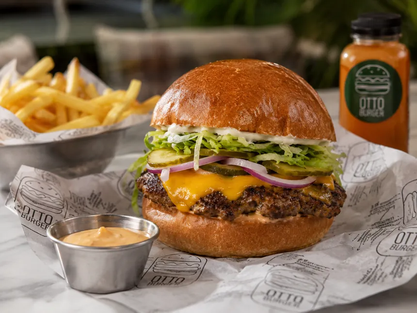 Otto — cheddar, soğan marmelatı ve trüf mayonezli imza burger.
