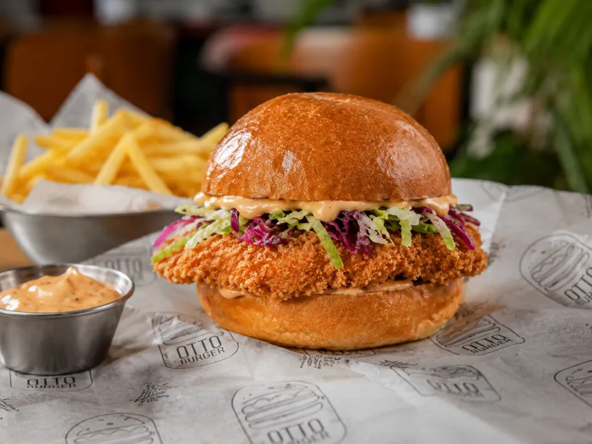 Double Clutch — çift smash köfte ve çift cheddarlı burger.