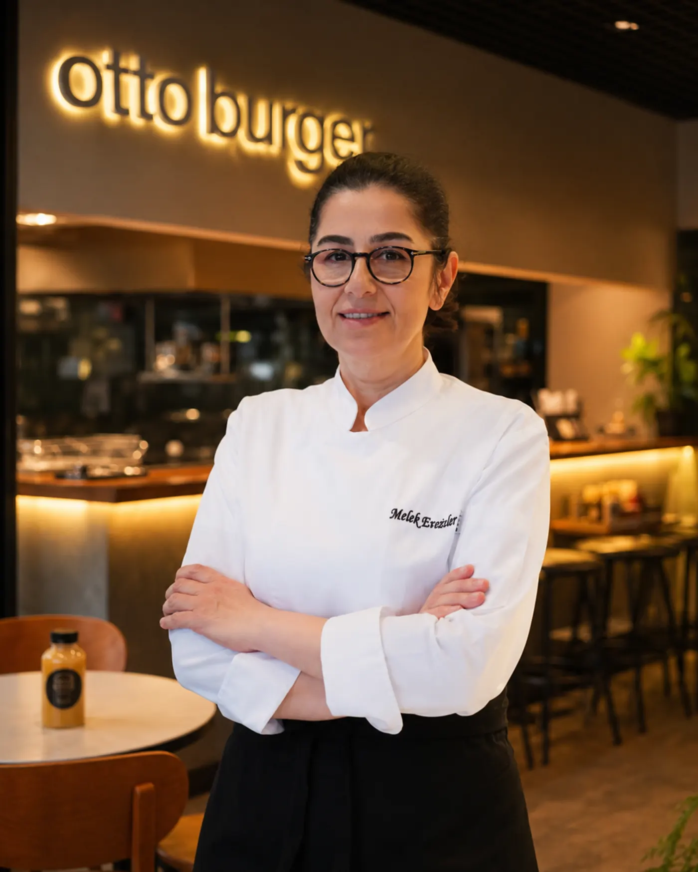 Otto Burger şefi mutfakta burger hazırlarken.