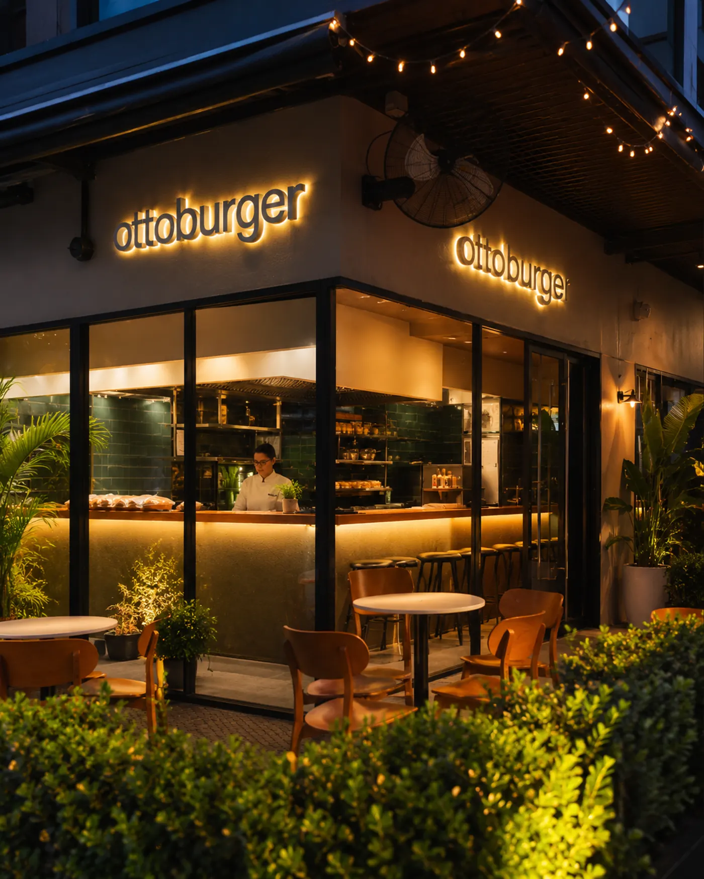 Otto Burger dış cephesi, gece ışıkları.