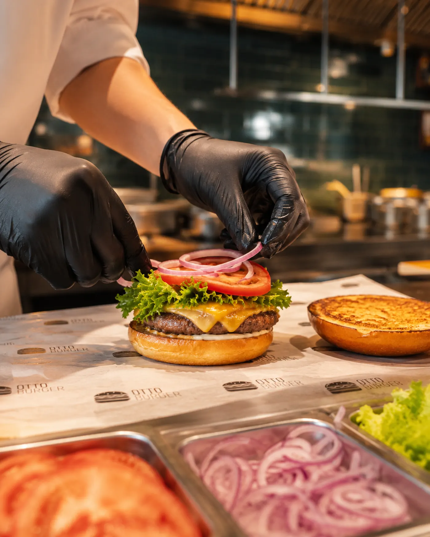 Otto Burger mutfağında taze malzemelerle hazırlanan burger.