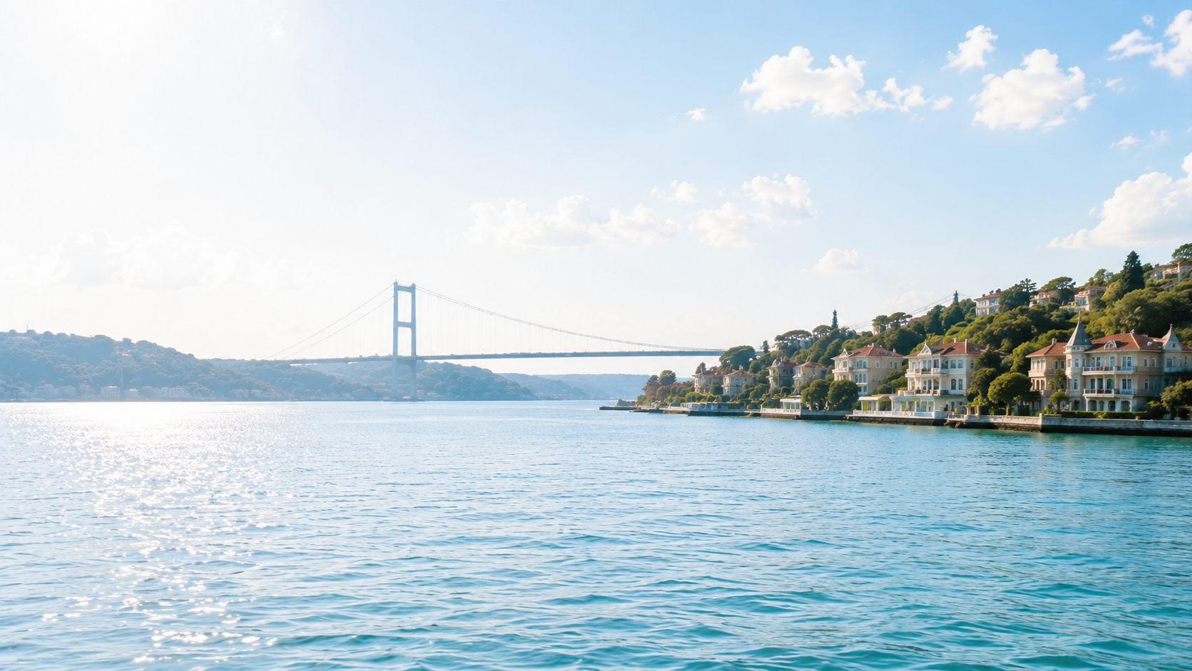 Boğaz manzaralı özel yat güvertesinde çiçekli masa ve rahat oturma alanı